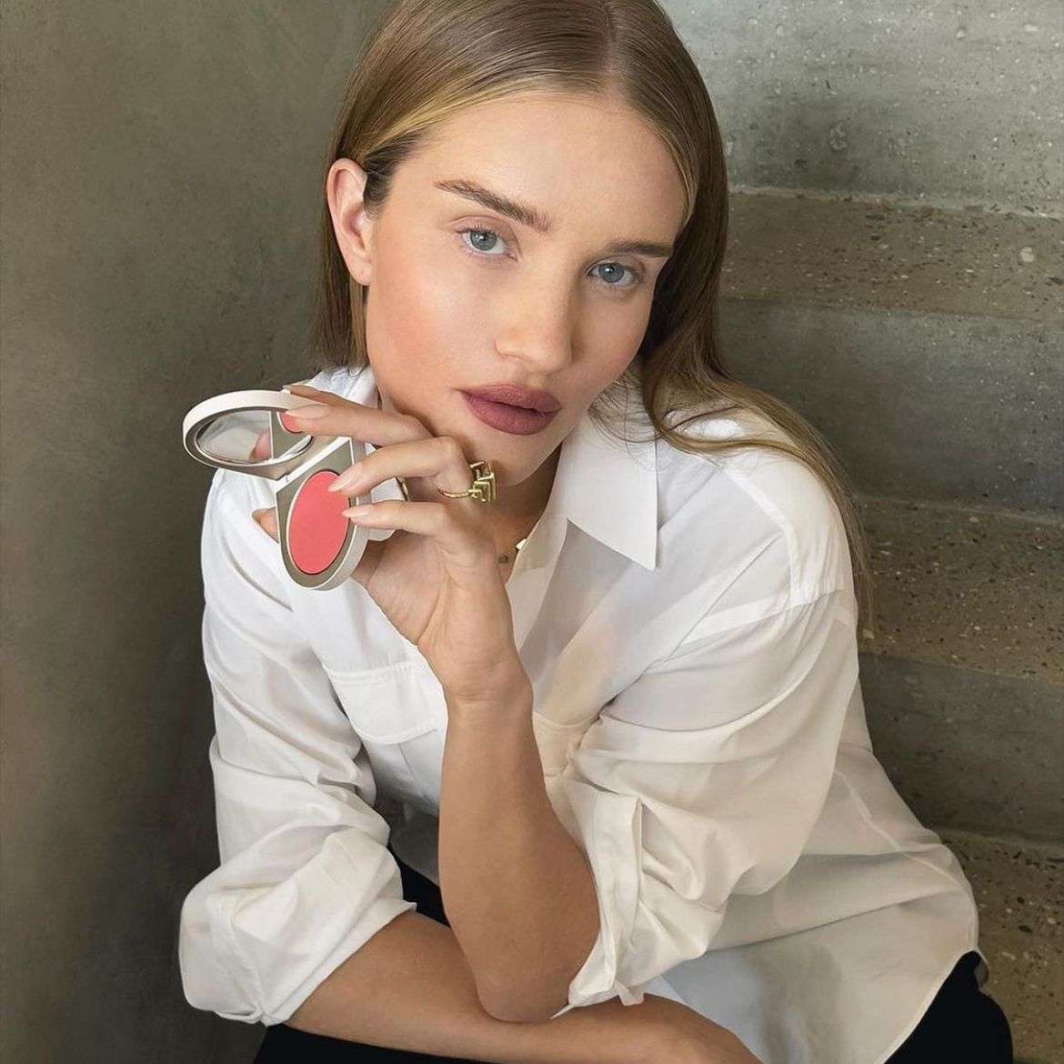 Rosie Huntington-Whiteley è una spugnetta per il trucco