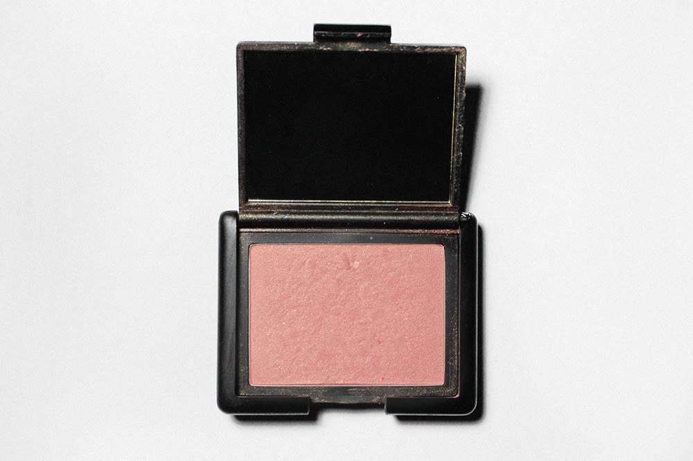 Nars bloost diep in de keel