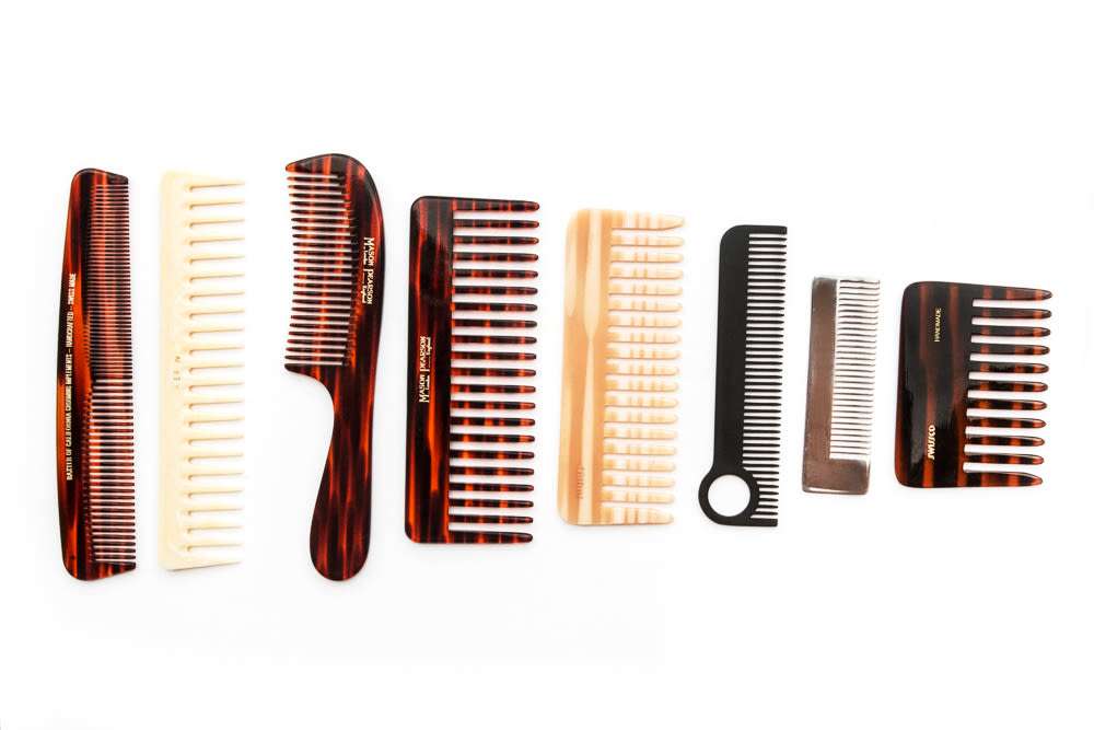 Lasje zgoraj: Combs To Love